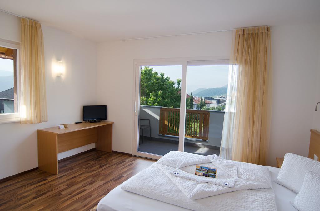 Garni Hotel Peterlinhof Caldaro Room photo