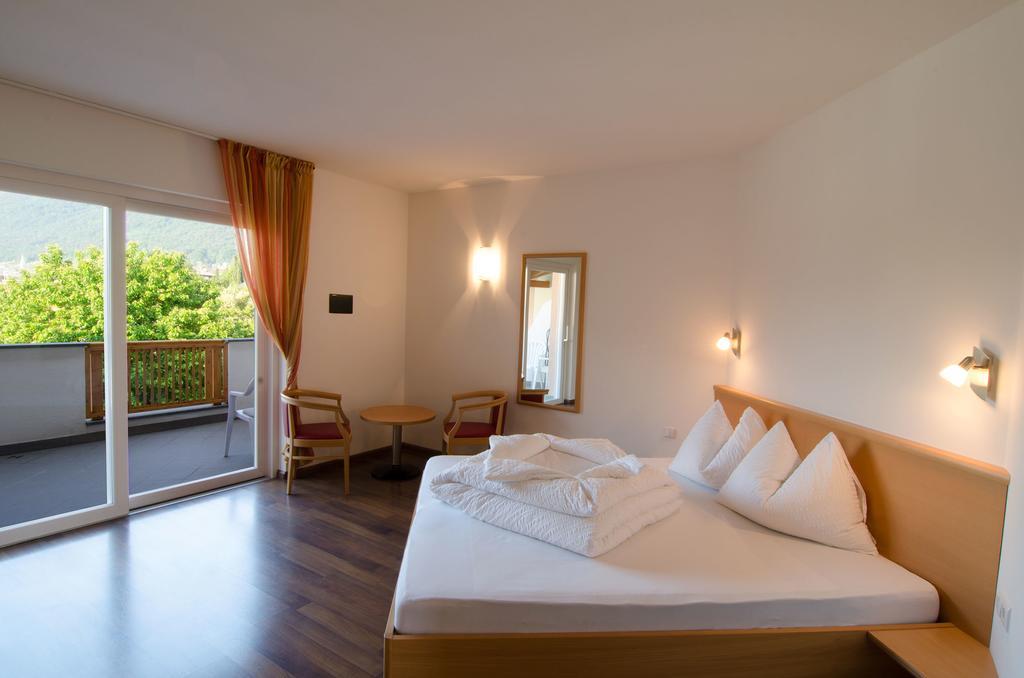 Garni Hotel Peterlinhof Caldaro Room photo