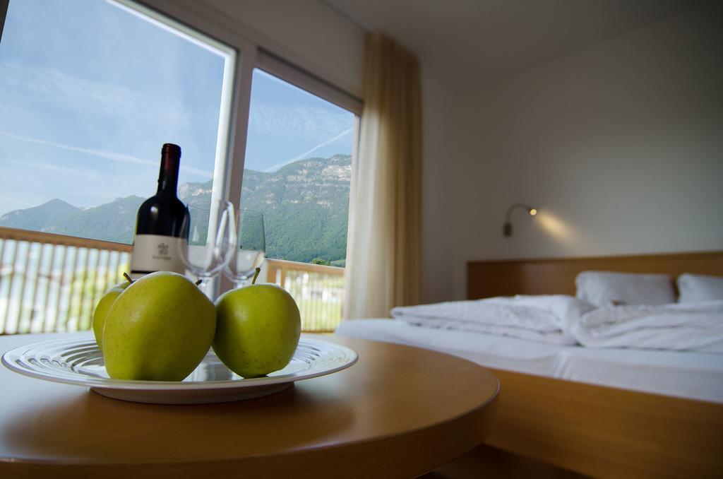 Garni Hotel Peterlinhof Caldaro Room photo