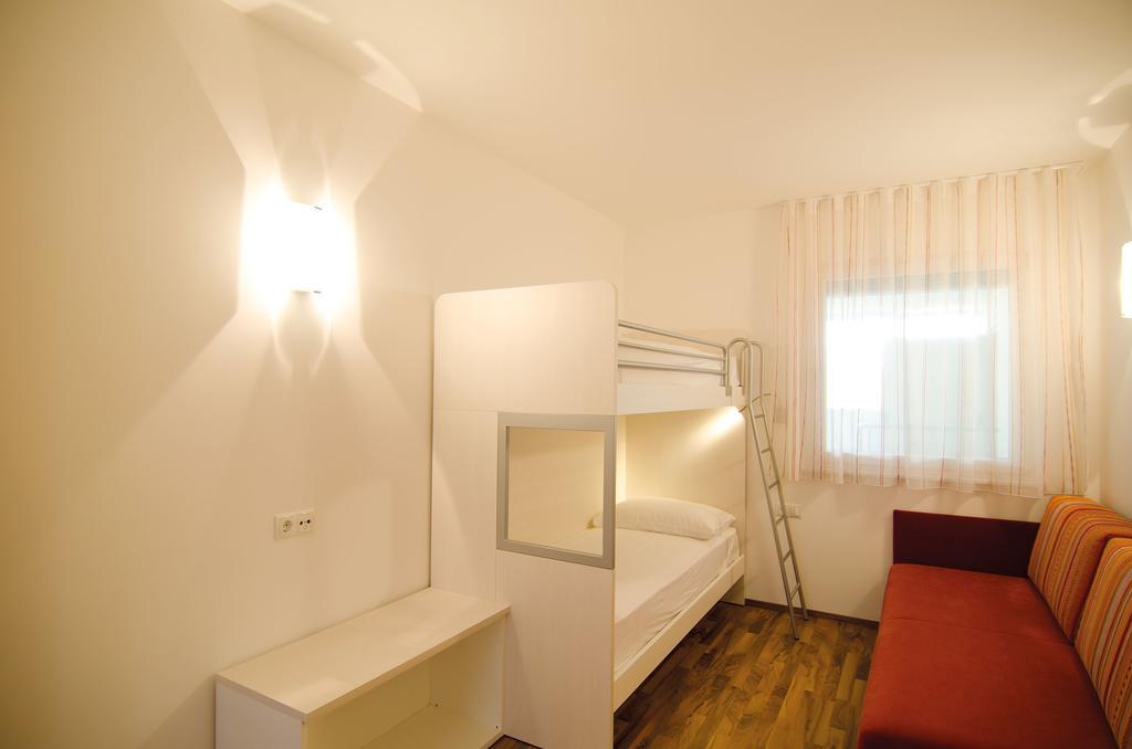 Garni Hotel Peterlinhof Caldaro Room photo