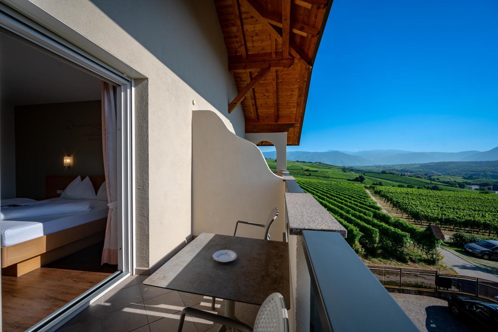 Garni Hotel Peterlinhof Caldaro Exterior photo